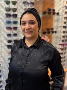 Augenoptikerin Hejra Hajjam